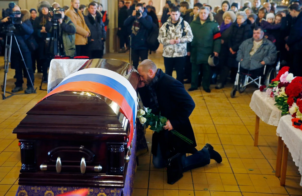 ​Kilkadziesiąt osób, które zginęły w katastrofie samolotu Tu-154 Ministerstwa Obrony Rosji nad Morzem Czarnym, zostało pochowanych w poniedziałek. Wśród nich - członkowie załogi, wojskowi, artyści Chóru Aleksandrowa. Większość spoczęła w Mytiszczach pod Moskwą. Natomiast na Cmentarzu Nowodziewiczym w Moskwie, miejscu spoczynku wielu zasłużonych Rosjan, pochowano znaną lekarkę i działaczkę społeczną Jelizawietę Glinkę, znaną jako "doktor Liza".