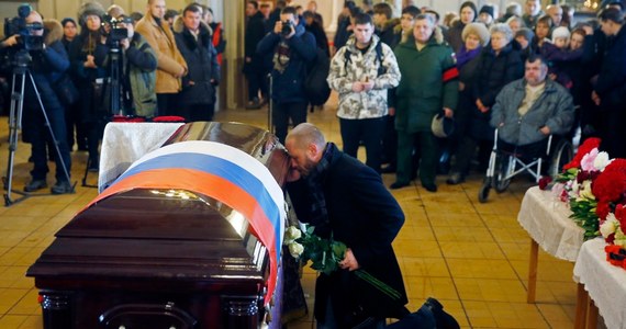 ​Kilkadziesiąt osób, które zginęły w katastrofie samolotu Tu-154 Ministerstwa Obrony Rosji nad Morzem Czarnym, zostało pochowanych w poniedziałek. Wśród nich - członkowie załogi, wojskowi, artyści Chóru Aleksandrowa. Większość spoczęła w Mytiszczach pod Moskwą. Natomiast na Cmentarzu Nowodziewiczym w Moskwie, miejscu spoczynku wielu zasłużonych Rosjan, pochowano znaną lekarkę i działaczkę społeczną Jelizawietę Glinkę, znaną jako "doktor Liza".