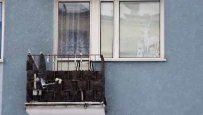 Makabra w Iławie. Oba noworodki, które znaleziono na balkonie, urodziły się żywe