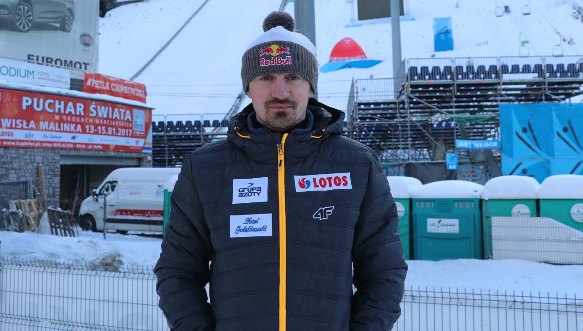 "Brakuje nam juniorów. Trzeba wykorzystać obecne sukcesy i zwiększyć nabór młodych zawodników do skoków narciarskich" – przestrzega dyrektor sportowy Polskiego Związku Narciarskiego Adam Małysz. 4-krotny zdobywca Kryształowej Kuli w rozmowie z RMF FM opowiedział także o kłopotach młodych skoczków z Zakopanego, którzy na treningi muszą jeździć do Szczyrku. Nie zabrakło także pytań o to, co w kadrze zmienił Stefan Horngacher i o metamorfozę Piotra Żyły.