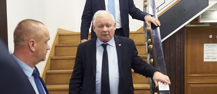 ​Jeśli w przyszłości pojawią się w Sejmie przypadki takich zachowań jak ostatni protest opozycji,  trzeba będzie "dostosować" do nich właściwą reakcję; będziemy musieli zmienić regulamin Sejmu, aby można było przedsięwzięcia porządkujące podejmować w innych warunkach - mówi prezes PiS Jarosław Kaczyński.