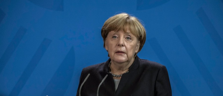 Kanclerz Angela Merkel nie ma zamiaru przyznać się do błędu w kwestii prowadzonej przez własny rząd polityki imigracyjnej – ocenia w korespondencji z Hamburga "Gazeta Polska Codziennie". Jak czytamy w dzienniku, Merkel ciągle broni swoich decyzji związanych z zapraszaniem do Europy wszystkich uchodźców i powtarza credo "Wir schaffen das!" (damy radę). Zdrowy rozsądek podpowiada jej jednak, że należy wdrożyć korekty w polityce otwartych drzwi.