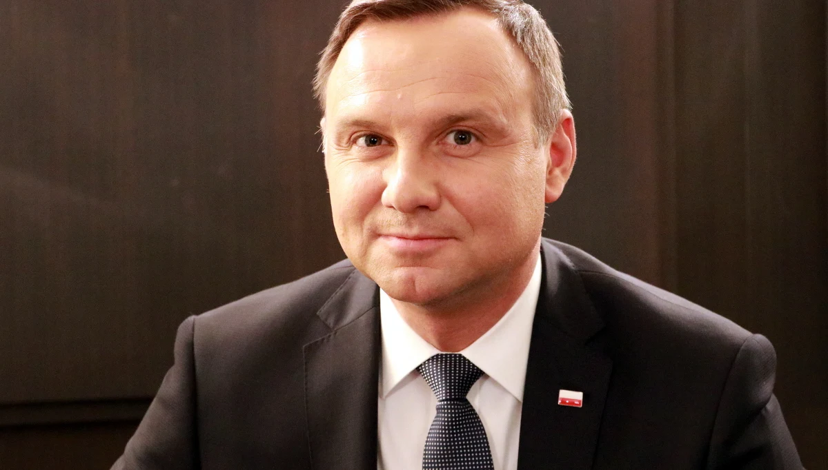 "Ja się niczego nie boję, jeżeli chodzi o politykę" – mówił prezydent Andrzej Duda w Porannej rozmowie w RMF FM. W ten sposób prezydent odniósł się do groźby Platformy Obywatelskiej postawienia go przed Trybunałem Stanu. "Podpisałem budżet w pełnym przekonaniu, że został on uchwalony prawidłowo" - podkreślił. W rozmowie z Robertem Mazurkiem Andrzej Duda odrzucał też zarzuty opozycji, że jest prezydentem PiS-u. "To retoryka jeszcze z kampanii wyborczej. Jakoś trzeba mnie atakować" – mówił Duda i dodał: "Ja nie stoję po stronie żadnej z partii". Odnosząc się do wywiadu udzielonego europejskim mediom przez prezydenta elekta Donalda Trumpa i jego słów, że NATO jest przestarzałe, Andrzej Duda zapewniał, że "NATO ma się dobrze". "Żywotność sojuszu nie pokazuje, że z NATO miałby stać się coś złego"- oświadczył prezydent Duda na antenie RMF FM.