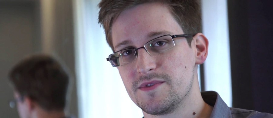 Edwardowi Snowdenowi, byłemu współpracownikowi amerykańskiej Agencji Bezpieczeństwa Wewnętrznego (NSA), niedawno przedłużono zezwolenie na pobyt w Rosji na co najmniej dwa lata - podała rzeczniczka MSZ Rosji Maria Zacharowa. skomentowała w ten sposób na swoim Facebooku felieton byłego dyrektora CIA Michaela Morella na portalu The Cipher Brief. Morell napisał w nim, że dla prezydenta Rosji Władimira Putina korzystne byłoby przekazanie Snowdena Stanom Zjednoczonym. Jego zdaniem, Putin mógłby wykorzystać jako okazję zbliżające się zaprzysiężenie Donalda Trumpa na prezydenta USA.