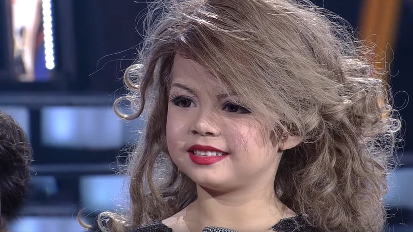 ​Xia Vigor to 7-letnia uczestniczka filipińskiej odsłony "Twoja twarz brzmi znajomo". Dziewczynka podbija sieć swoją metamorfozą i wykonaniem utworu "You Belong To Me" Taylor Swift.