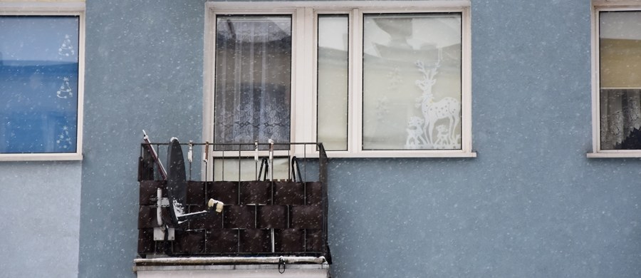Matka bliźniaków znalezionych na balkonie jednego z mieszkań przy ulicy Grunwaldzkiej w Iławie zmarła wskutek wstrząsu krwotocznego po porodzie - tak wynika z sekcji zwłok 35-latki. Według nieoficjalnych informacji reportera RMF FM jeden z chłopców miał uraz głowy. 