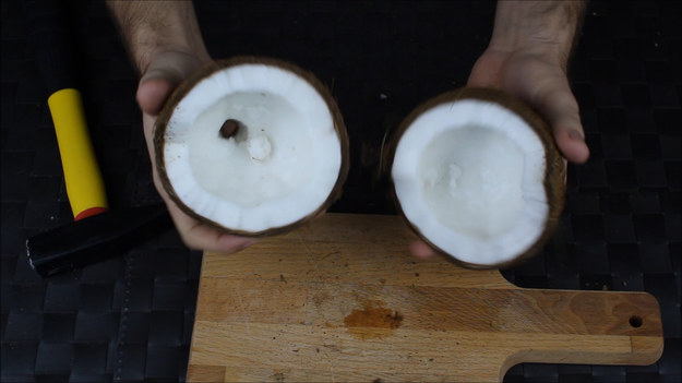 Jak otworzyć kokos? Owoce kokosa właściwego to nie tylko źródło pysznego miąższu, ale też wody kokosowej, która niepowtarzalnie smakuje. Kokos, który samodzielnie otworzycie w domu, jest o wiele zdrowszy niż gotowe, nawet jeśli nieprzetworzone, produkty z kokosa! Otworzenie kokosa to jednak nie lada wyzwanie. By szybko i bez problemów otworzyć kokosa, potrzebujecie jedynie dwa narzędzia, które każdy z nas ma w domu. Poznajcie nasz sposób!
