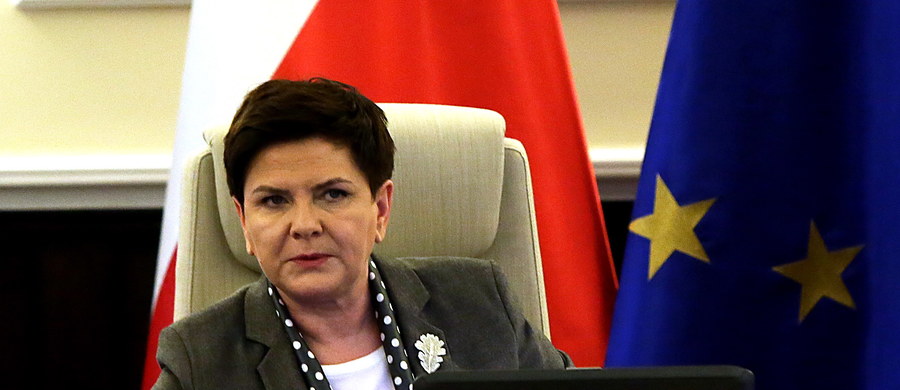 ​Szefowe rządów: Polski Beata Szydło i Wielkiej Brytanii Theresa May podczas rozmowy telefonicznej zgodziły się, że kwestia gwarancji praw obywateli 27 krajów członkowskich UE mieszkających na Wyspach powinna zostać załatwiona możliwie szybko - poinformował wiceszef MSZ Konrad Szymański.