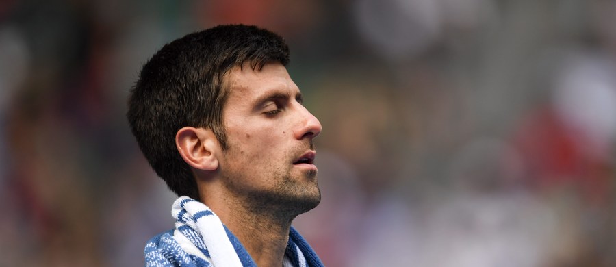 Broniący tytułu Serb Novak Djokovic odpadł w drugiej rundzie wielkoszlemowego turnieju Australian Open. Rozstawiony z "dwójką" tenisista, który sześć razy triumfował w Melbourne, przegrał z Denisem Istominem z Uzbekistanu 6:7 (8-10), 7:5, 6:2, 6:7 (5-7), 4:6.