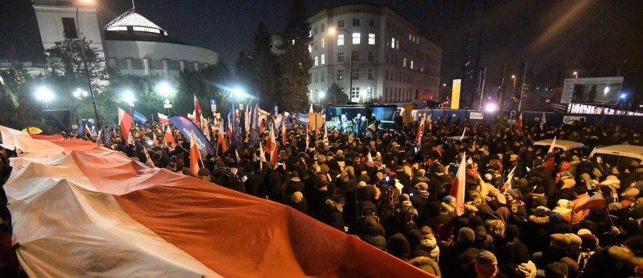 Publikacja przez policję wizerunków uczestników protestów przed Sejmem z 16 grudnia jest bezprawna - twierdzi Rzecznik Praw Obywatelskich. Jak dowiedział się reporter RMF FM, Adam Bodnar domaga się wyjaśnień w tej sprawie od komendanta stołecznego policji. 