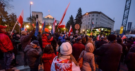 ​Stołeczna policja odniesie się do zarzutów Rzecznika Praw Obywatelskich, który twierdzi, że publikacja wizerunków uczestników protestów z 16 grudnia przed Sejmem była bezprawna - ustalił reporter RMF FM. Jednocześnie powstał spór o to, kto odpowiada za opublikowanie fotografii poszukiwanych osób - policja czy prokuratura.