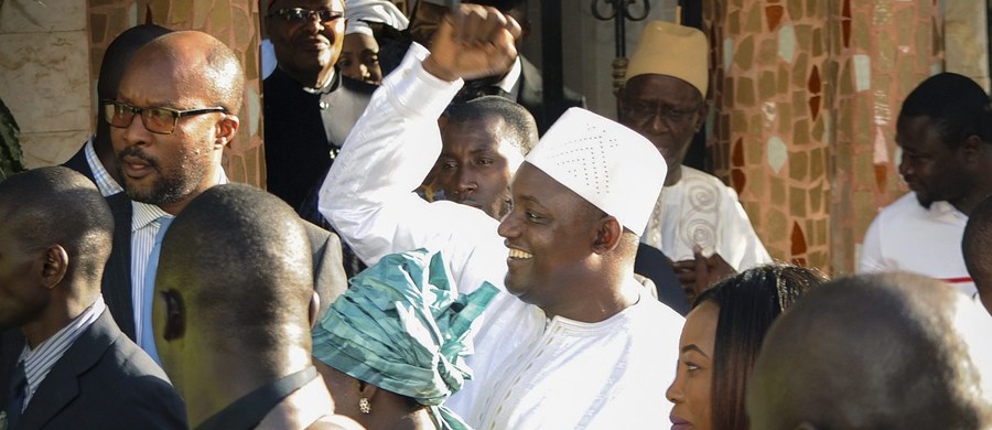 ​Adama Barrow, zwycięzca wyborów prezydenckich w Gambii, został zaprzysiężony na urząd wbrew protestom dyktatora Yahyi Jammeha, który ogłosił w kraju stan wyjątkowy i kontestuje wynik grudniowych wyborów. Sojuszniczy nowemu prezydentowi Senegal wprowadził swoje wojska na tereny Gambii. 