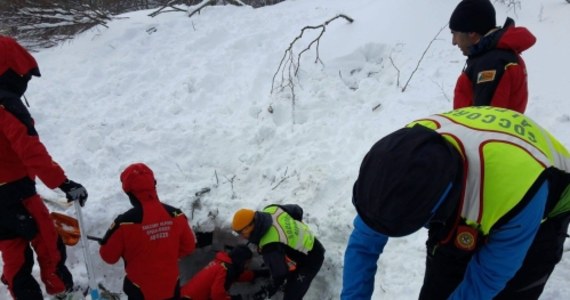 Nadzieja na odnalezienie żywych w 24 godziny po zejściu lawiny na górski hotel w środkowych Włoszech jest coraz mniejsza. Mimo że ratownicy pracowali przez całą noc, do tej pory odkopali zaledwie 4 ciała z blisko 30 zaginionych osób. Tony śniegu spadły na luksusowy, czterokondygnacyjny budynek w środę wieczorem po serii trzęsień ziemi, jakie nawiedziły Półwysep Apeniński.