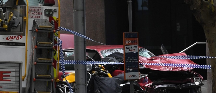 3 osoby zginęły, a 20 zostało rannych, gdy mężczyzna celowo wjechał samochodem w przechodniów w centrum Melbourne w Australii. Policja wykluczyła, jakoby incydent był związany z terroryzmem. Kierowca został zatrzymany.