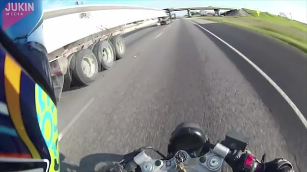 Ten motocyklista pędził autostradą w Teksasie, kiedy zauważył ciężarówkę z bardzo długą podwójną naczepą. Zgadniecie, co zrobił? Dodam tylko, że... wyszedł z tego bez szwanku.