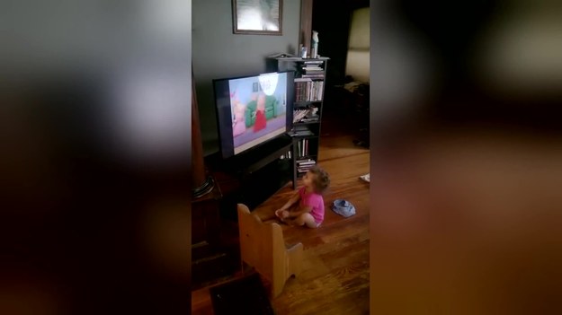 Zabawny film z 2-letnią dziewczynką, która... dyscyplinuje własnego tatę. Dziewczynka siedzi na podłodze, oglądając program telewizyjny dla dzieci. Za każdym razem, gdy ojciec próbuje śpiewać piosenki, córka odwraca się i... Zobaczcie sami.