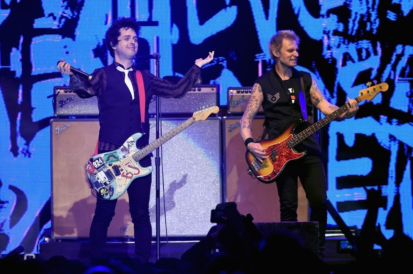 "Na świecie jest teraz mnóstwo nienawiści, gniewu i niesprawiedliwości, ale zostawmy to dzisiaj, dziś celebrujmy życie" – z taką odezwą zwrócił się do publiczności sobotniego koncertu (21 stycznia) Billie Joe Armstrong, lider formacji Green Day. I choć nie ustrzegł się politycznych deklaracji, wraz z zespołem zaserwował fanom zebranym w Tauron Arenie Kraków ponad dwie godziny rockowej zabawy. 