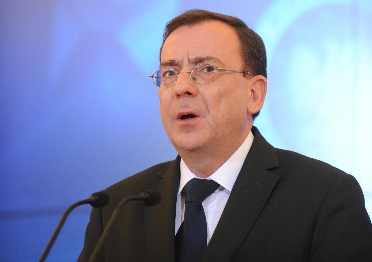 "​Przygotowywany jest projekt ustawy o jawności życia publicznego. (...) Będzie się odnosił do oświadczeń majątkowych wszystkich funkcjonariuszy publicznych" - zapowiedział koordynator służb specjalnych Mariusz Kamiński