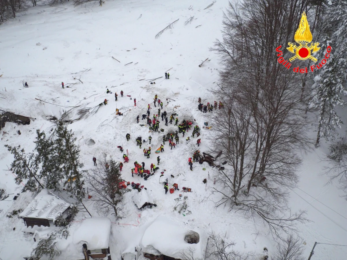 "Osoby, które wydobywamy najczęściej nic nie mówią, bo są osłabione, zestresowane. Najczęściej są od razu przekazywane służbom medycznym. Gdy uda się nawiązać kontakt, to pytamy, czy są same czy jest obok nich ktoś, kto znajdował się w budynku" - mówi w rozmowie z RMF FM brygadier Wiesław Drosio, dowódca grupy poszukiwawczo-ratowniczej Państwowej Straży Pożarnej w Warszawie.
