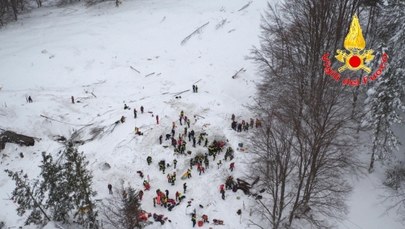 Akcja ratownicza we Włoszech: Konstrukcja budynku uchroniła go przed zawaleniem