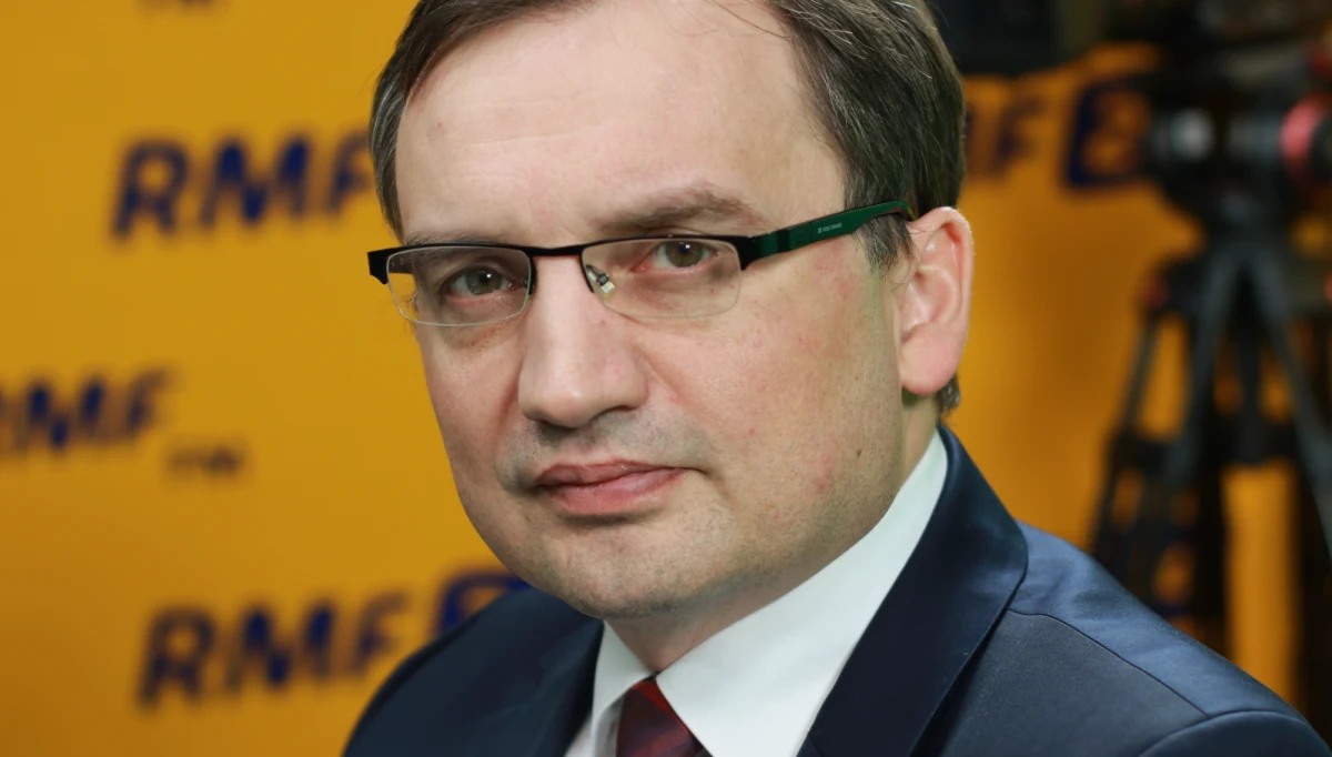 "Reforma sądownictwa ma sprawić, że polscy sędziowie będą dobrze wykorzystywani do pracy" - powiedział gość Krzysztofa Ziemca w RMF FM, Zbigniew Ziobro. Minister sprawiedliwości dodał, że na 10 tys. sędziów blisko połowa pełni funkcje, które odciągają ich od głównego zadania, czyli od orzekania. "Propozycje, jakie przedstawiam, służyć będą wszystkim uczciwym i rzetelnym sędziom. Wierzę, że jest ich więcej niż tych, którzy są nierzetelni, nieuczciwi" - mówił szef resortu. 