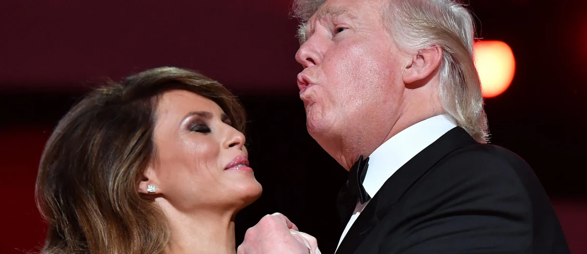 Donald Trump został zaprzysiężony na 45. Prezydenta Stanów Zjednoczonych. Po oficjalnych uroczystościach przyszedł czas na inauguracyjny bal. Razem ze swoją żoną – Melanią – zatańczył do piosenki pt. „My Way”. Komentatorzy od razu podkreślali, że nowy prezydent USA nie jest najlepszym tancerzem. „Dobrze, że prawie się nie ruszał, więc nie deptał (Melanii – red.) po palcach” – pisali internauci w sieci.