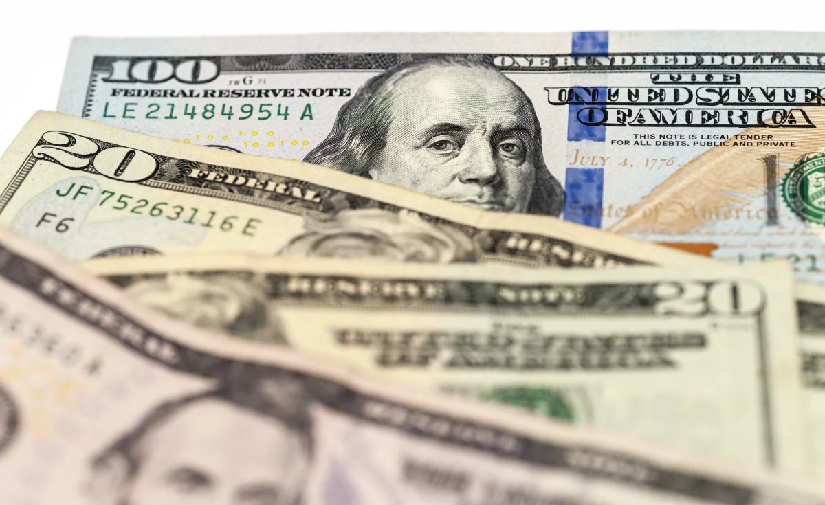 Większość polskich imigrantów z metropolii nowojorskiej nie otrzymuje wysokich emerytur społecznych, tzw. Social Security. Są oburzeni pomniejszaniem świadczeń w przypadku jednoczesnego pobierania polskich emerytur. Tak stanowią jednak przepisy w USA.