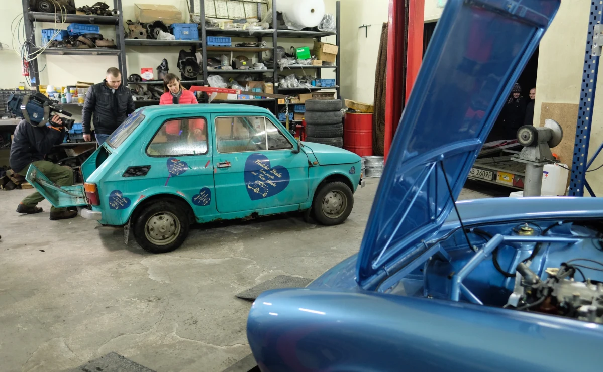 43-letni fiat 126 p przeznaczony na prezent dla gwiazdora amerykańskiego kina Toma Hanksa trafił do Bielska-Białej. Tam ma przejść generalny remont.