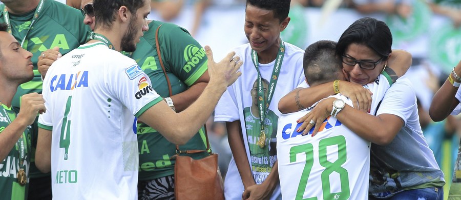 ​Brazylijski zespół Chapecoense, który w listopadowej katastrofie lotniczej w Kolumbii stracił większość piłkarzy, rozegrał wczoraj pierwszy mecz po tej tragedii. Na swoim stadionie gościł mistrza kraju Palmeiras Sao Paulo.
