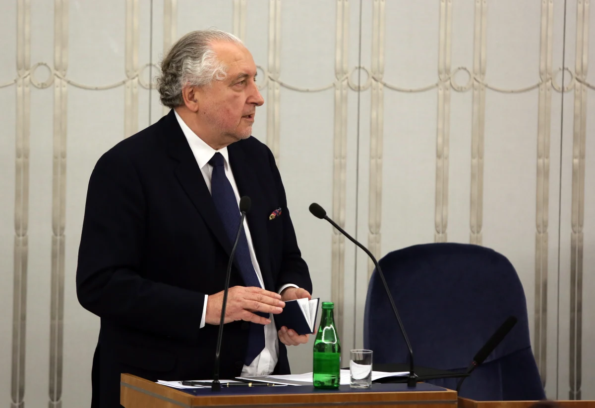 Wielkie słowa o demokracji, bronieniu zapisów konstytucji i walka z prawicowym „reżimem” – pod takimi hasłami upłynął ostatni rok prezesury Andrzeja Rzeplińskiego w Trybunale Konstytucyjnym. Jednak tygodnik „wSieci” dotarł do dokumentów i informacji, z których wynika, że jednocześnie Rzepliński i jego koledzy całymi garściami czerpali z finansowego źródła, którym jest Trybunał Konstytucyjny – pisze w artykule pt. „Balanga, kawior i kasa” na łamach nowego wydania tygodnika „wSieci” Wojciech Biedroń.