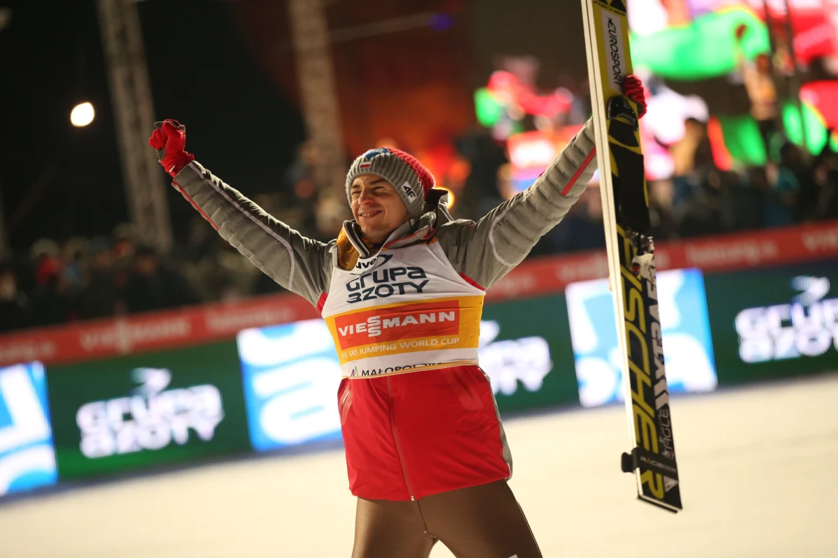 Wielki sukces Kamila Stocha! Polak wygrał konkurs Pucharu Świata w skokach narciarskich w Zakopanem i umocnił się na prowadzeniu w klasyfikacji generalnej cyklu. Na drugiej pozycji uplasował się Niemiec Andreas Wellinger, a na trzeciej jego rodak Richard Freitag.