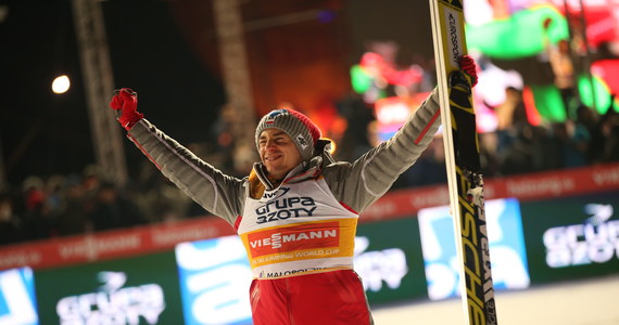 Wielki sukces Kamila Stocha! Polak wygrał konkurs Pucharu Świata w skokach narciarskich w Zakopanem i umocnił się na prowadzeniu w klasyfikacji generalnej cyklu. Na drugiej pozycji uplasował się Niemiec Andreas Wellinger, a na trzeciej jego rodak Richard Freitag.