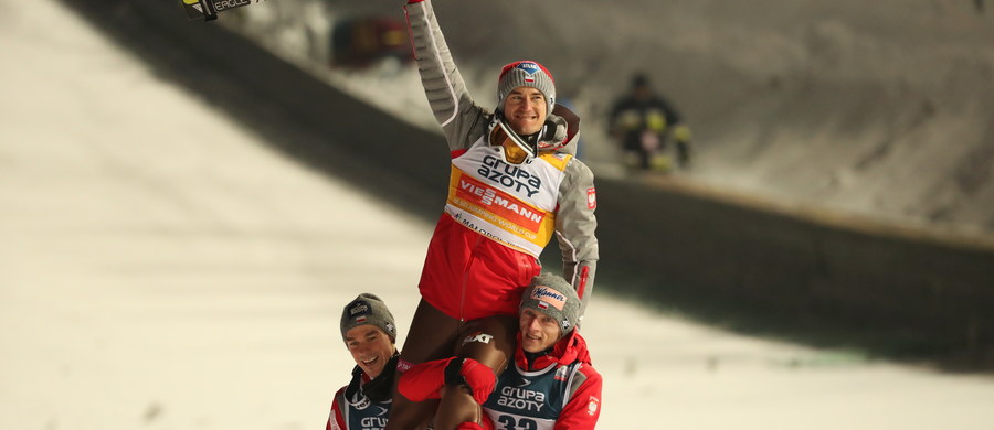 "To piękny sen, z którego po prostu nie chcę się obudzić" - powiedział Kamil Stoch po wygranym konkursie indywidualnym Pucharu Świata w Zakopanem. Drugie i trzecie miejsce zajęli skoczkowie narciarscy z Niemiec - Andreas Wellinger i Richard Freitag.