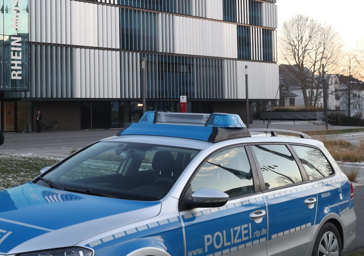 Młody mężczyzna, podejrzany o udział w przygotowywaniu zamachu w Wiedniu, trafił w Niemczech do aresztu śledczego - podała telewizja publiczna ARD. Aresztowany jest prawdopodobnie wspólnikiem dżihadysty zatrzymanego wcześniej w stolicy Austrii.