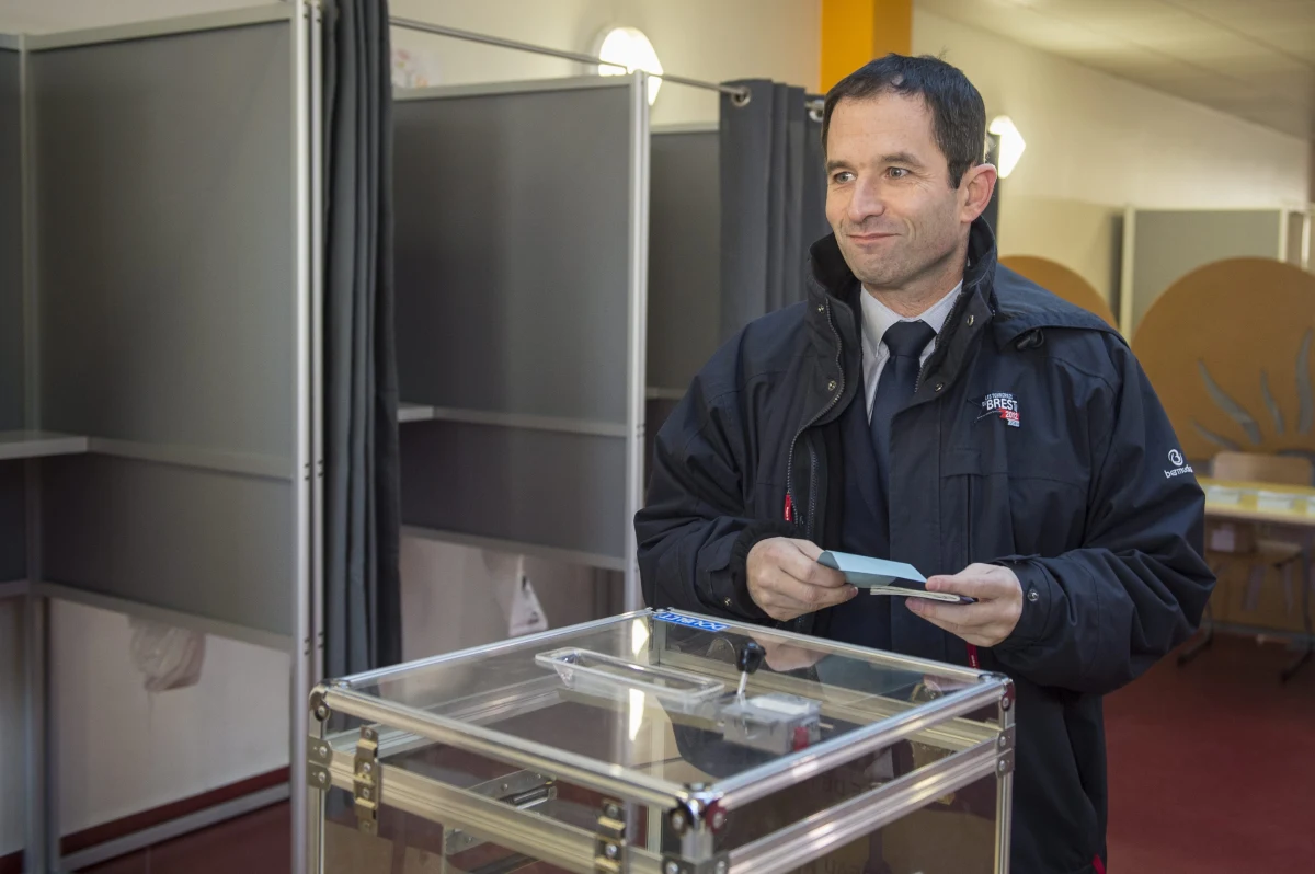 Są wstępne rezultaty pierwszej tury prawyborów wśród socjalistów, które mają wyłonić kandydata lewicy w tegorocznych wyborach prezydenta Francji. Wynika z nich, że w drugiej turze spotkają się były minister edukacji Benoit Hamon i były premier Manuel Valls.