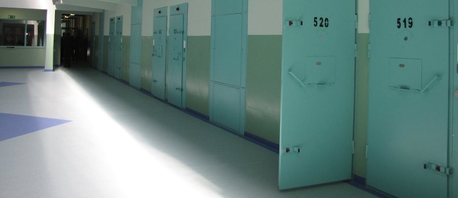 29-letni więzień, który w miniony czwartek nie wrócił z przepustki do Zakładu Karnego w Braniewie w województwie warmińsko-mazurskim, sam zgłosił się do Aresztu Śledczego w Gdańsku. Reporter RMF FM Piotr Bułakowski ustali, że kara jednak go nie ominie.