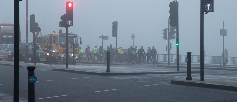 Około 100 lotów odwołano na londyńskim lotnisku Heathrow z powodu gęstej mgły - poinformował rzecznik tego portu lotniczego. Mgła spowodowała problemy także na innych lotniskach i na drogach na południu Anglii.