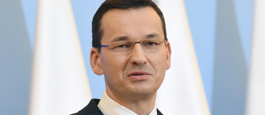 Nie przekroczymy deficytu 3 proc. PKB w roku 2016, ani w roku 2017 - zapewniał wicepremier, minister finansów i rozwoju Mateusz Morawiecki podczas wspólnej konferencji prasowej z premier Beatą Szydło. Rząd pracuje nad zmianami podatkowymi, zachęceniem samorządów do zwiększenia inwestycji i pakietem eksportowym dla polskich firm - mówił Morawiecki. Wicepremier wcześniej rozmawiał z szefową rządu w ramach prowadzonego przez nią od ubiegłego tygodnia przeglądu resortów. 