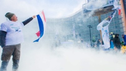 Bruksela zasypana mlekiem w proszku. Nietypowy protest rolników