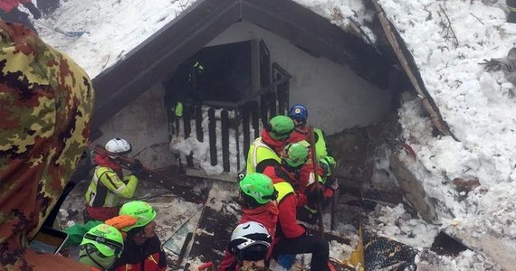 Ciało siódmej ofiary wyciągnięto spod gruzów hotelu w Abruzji, na który w ubiegłym tygodniu zeszła lawina. Zaginione są 22 osoby. Ostatnie żywe osoby wydobyto w sobotę rano. Łącznie spod gruzów uratowano 9 ludzi.