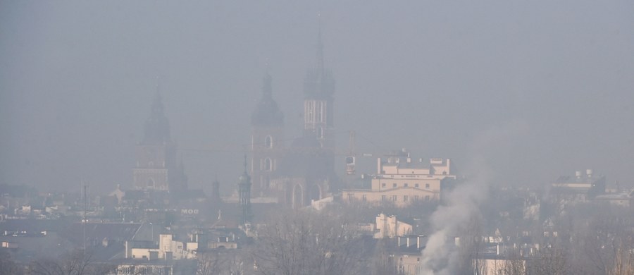 Kraków z darmową komunikacją dziś przez cały dzień, a wszystko oczywiście przez smog, który kolejny już raz zawisł nad stolicą Małopolski. Pełną piersią nie mogą odetchnąć zarówno krakowianie jak i mieszkańcy ościennych gmin.