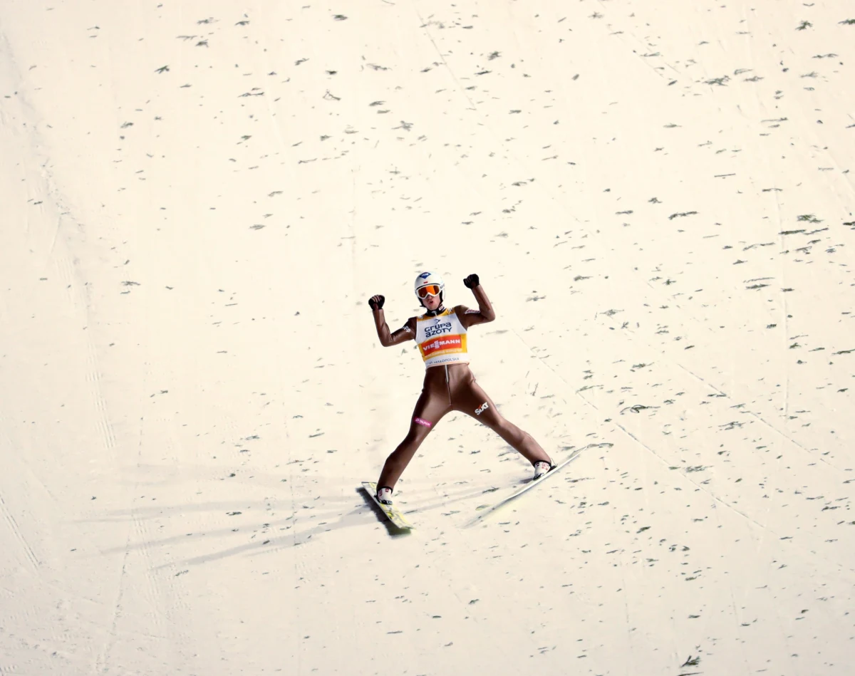 Po konkursach w Wiśle i w Zakopanem pora na przenosiny do Niemiec. W najbliższy weekend skoczkowie będą rywalizować w Willingen. Najpierw w konkursie drużynowym, a później indywidualnym. Kamil Stoch podkreśla, że lubi ten obiekt. A jak w przeszłości radzili sobie w Willingen biało-czerwoni? Z różnym skutkiem. Odnosiliśmy wielkie sukcesy za sprawą Stocha, który łącznie wygrał tam 3 konkursy. Tylko raz na podium indywidualnego konkursu znalazł się w Willingen Adam Małysz. W drużynie potrafiliśmy stawać na podium, ale i odpadać w pierwszej serii. 