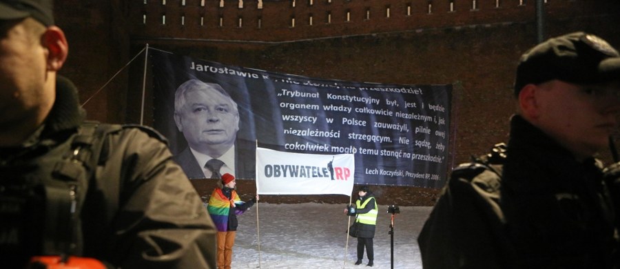 Krakowska prokuratura prowadzi śledztwo w sprawie utrudniania politykom PiS i członkom rządu wjazdu 18 grudnia na Wzgórze Wawelskie - poinformował PAP rzecznik Prokuratury Okręgowej prok. Janusz Hnatko. 