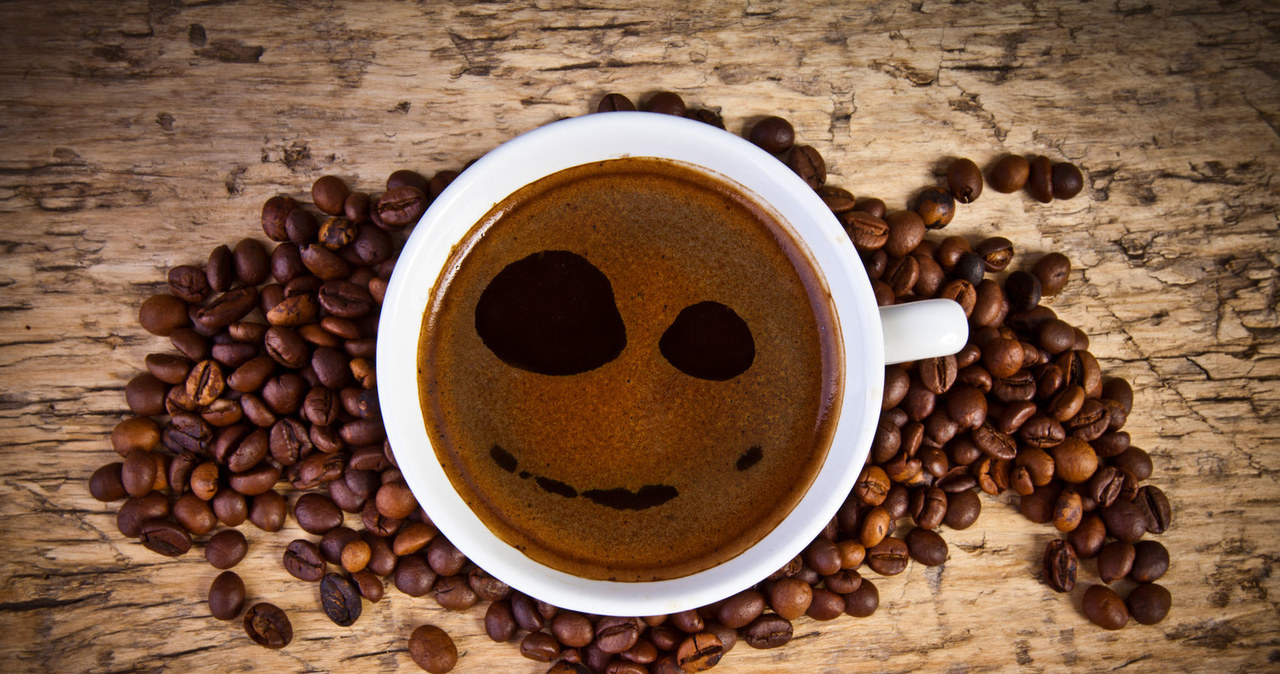 Wygląda na to, że właśnie dostaliśmy kolejny argument, by sięgnąć po filiżankę ulubionej małej czarnej. Nowe badanie pokazuje, że osoby pijące kawę mają znacznie niższe ryzyko nawrotów nowotworów jelit. 