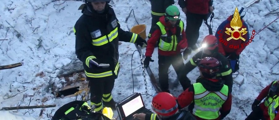 Do 16 wzrosła liczba ciał wydobytych spod gruzów zasypanego przez lawinę hotelu w Abruzji we Włoszech - poinformowały ekipy ratunkowe. W ciągu kilku godzin znaleziono zwłoki 7 osób. 13 ludzi jest nadal zaginionych.