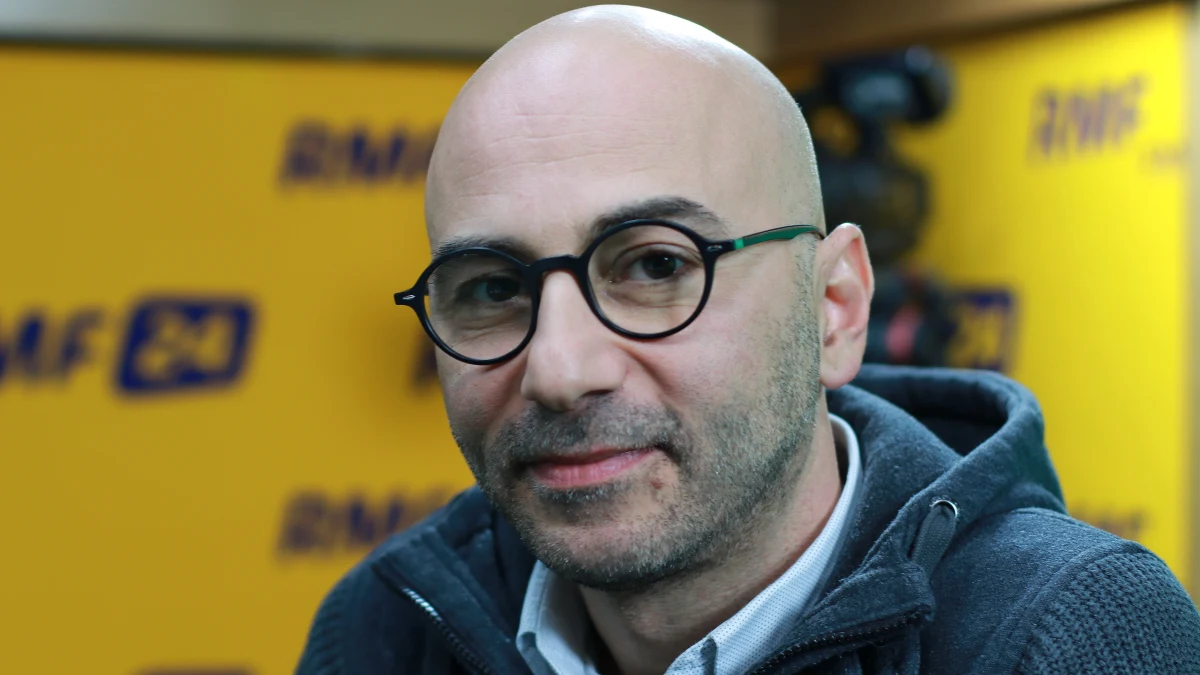 „Byliśmy przekonani, ze to jest łatwe, proste, obejrzymy sobie dokumenty, zweryfikujemy (…) Okazuje się, że to nie jest takie proste” - powiedział Radomir Szumełda, wiceprzewodniczący KOD w Popołudniowej rozmowie w RMF FM, pytany o sprawę lidera KOD Mateusza Kijowskiego i jego faktur. KOD nie wybrał jeszcze firmy, która przeprowadzi audyt. Jak powiedział Szumełda, „jest jeden komplet dokumentów. Najpierw komisja rewizyjna chce zbadać sprawę”. „Komisja rewizyjna twierdzi, ze będzie potrzebowała około 4 tygodni na zweryfikowanie wszystkich dokumentów finansowych, wszystkich uchwał i procedur w KOD”. Jeśli sprawa się opóźni, przesunięty zostanie Krajowy Zjazd Delegatów. To oznacza, że przesuną się również wybory w Stowarzyszeniu KOD. „Zarząd musi być skwitowany lub nie przez krajowy zjazd” - powiedział gość Marcina Zaborskiego. Pytany o termin wyborów powiedział: „Marzy mi się, żeby to był marzec”. „Mateusz chyba nie wie jak działa ustawa o stowarzyszeniach” - stwierdził gość rozmowy odnosząc się do propozycji Kijowskiego dot. przyspieszenia terminu wyborów.