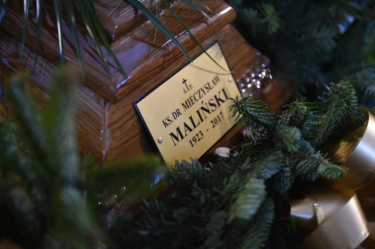 ​W Krakowie odbył się pogrzeb ks. Mieczysława Malińskiego - pisarza, publicysty i wieloletniego przyjaciela Jana Pawła II. "Bardzo wiele osób zapamięta ks. Malińskiego po prostu jako księdza" - mówił bp Grzegorz Ryś, dodając, że był jednym z pierwszych kapłanów, którzy mówili o Bogu "prosto, bez namaszczenia".