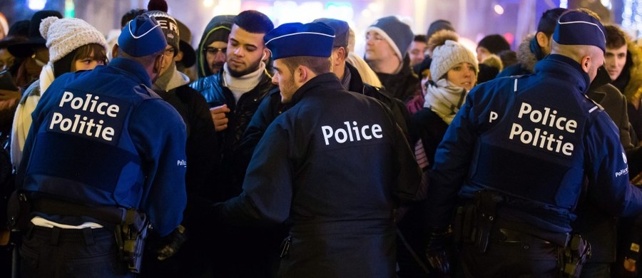Grupa belgijskich policjantów odpowiedzialnych za odsyłanie uchodźców, którzy nie przeszli weryfikacji, w centrum skandalu. Według audytu oficerowie naruszali "etyczne granice" i naciągali budżet policji. 