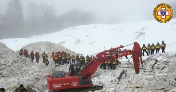 23 ofiary śmiertelne i 6 osób zaginionych - to najnowszy bilans katastrofy w górach Abruzji, gdzie lawina runęła na hotel Rigopiano. Dzisiaj mija tydzień od tej tragedii. We wtorek, w szóstym dniu poszukiwań w lawinisku, znaleziono 9 ciał ofiar, dzisiaj kolejnych pięć. Od soboty nie wydobyto spod gruzów żadnej żywej osoby.