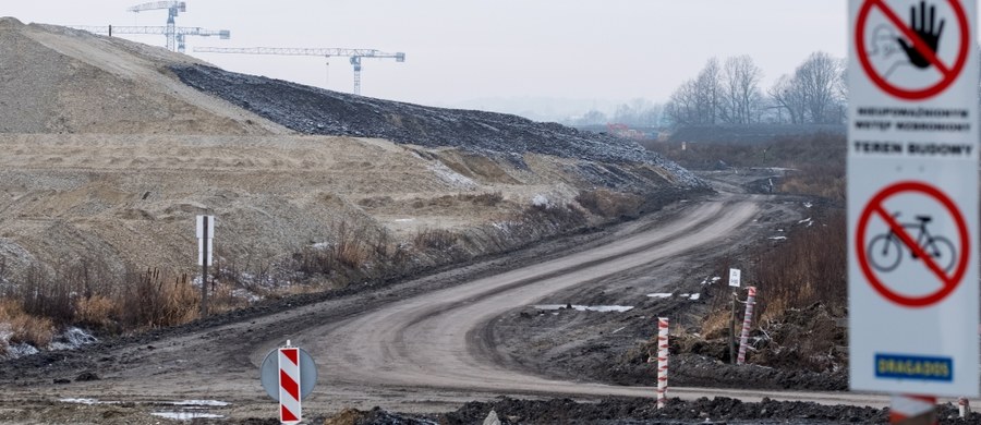 ​Nawet 30 milionów złotych mogą sięgać zaległości, które musi wypłacić podwykonawcom inwestor budujący zbiornik przeciwpowodziowy w Raciborzu na Śląsku. To jedna z największych inwestycji w tej części Polski, która ma chronić region przed powodzią. Jej wykonanie opóźnia się, ponieważ Regionalny Zarząd Gospodarki Wodnej w Gliwicach zerwał umowę z głównym wykonawcą, który miał nie dotrzymać określonych terminów.